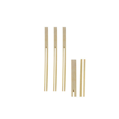 Öt környezetbarát Fingerfood-nyárs "pure" a PAPSTAR GmbH márkától fehér háttér előtt látható - három pár épen, egy pár két különálló nyársra (18 cm) bontva.