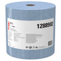 Egy nagy kék WypAll® X90 PowerClean tekercs a Kimberly-Clark GmbH-tól, 450 lappal tekercsenként és a "1288902" termékkóddal, függőlegesen áll egy fehér háttéren, amelyen egy fehér címke található márkajelzéssel és információkkal.