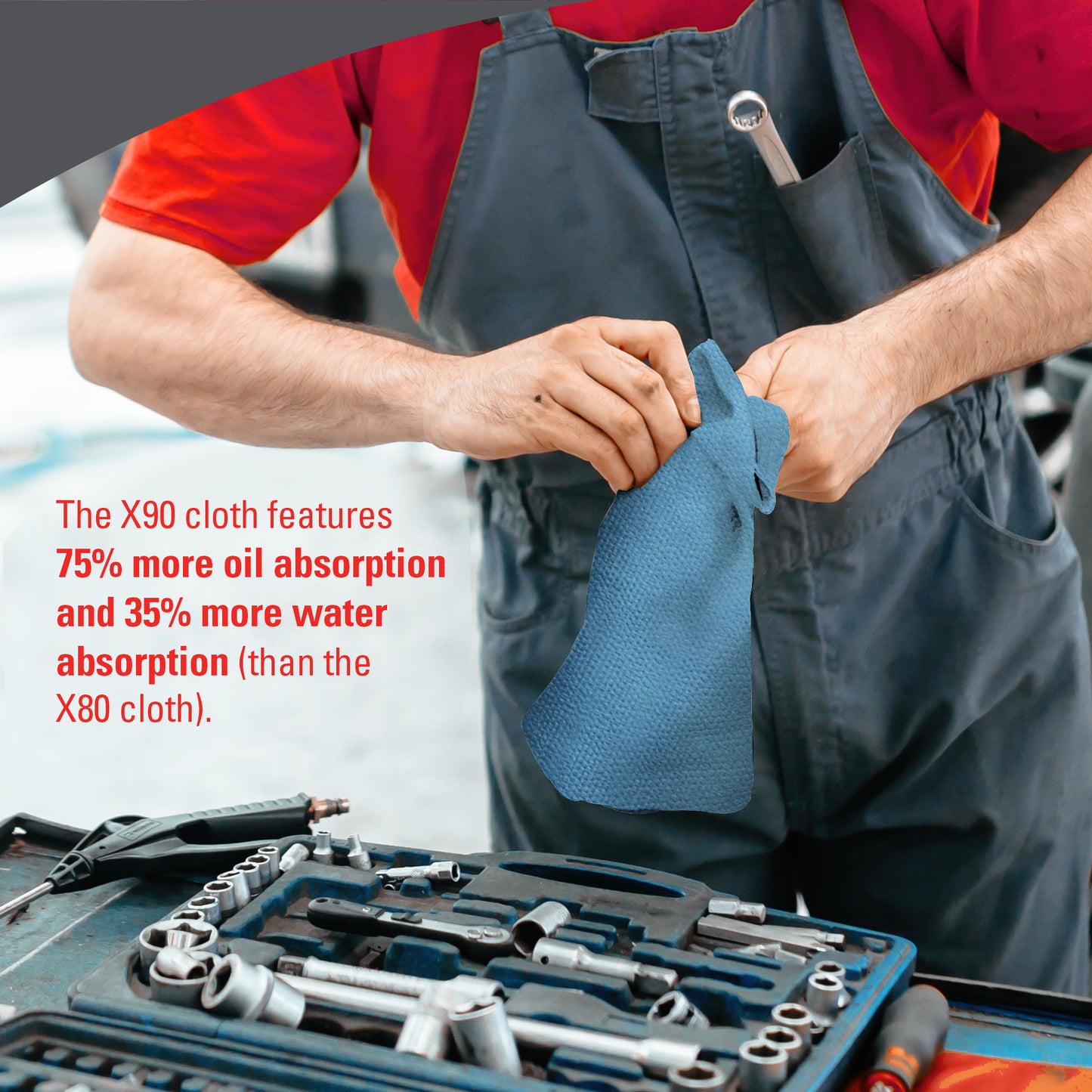 Egy munkaruhás személy egy kék WypAll® X90 PowerClean kendőt használ a Kimberly-Clark GmbH-tól egy munkapadon. A szöveg kiemeli az X80-hoz képest jobb olaj- és vízfelvételt, így ideális minden tisztítási megoldáshoz. 1 BRAG™ Box 136 lapot tartalmaz.