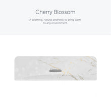 Die Kimberly-Clark Professional™ Icon™ Dispenser Faceplate - SRBH (32,39 cm x 10,80 cm x 3,18 cm) der Kimberly-Clark GmbH zeichnet sich durch ein weißes und hellgraues Marmormuster, ein zentrales Icon™-Etikett und "Cherry Blossom"-Akzente für einen beruhigenden Look aus.