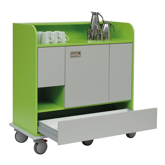 Ein moderner Novocal Getränkewagen in Grün und Weiß mit einer Vollkunststoffplatte, offener Schublade, Staufächern, weißen Tassen, silbernen Kannen auf der Oberseite, Rädern für Mobilität und einem stabilen Novocal Fahrgestell.