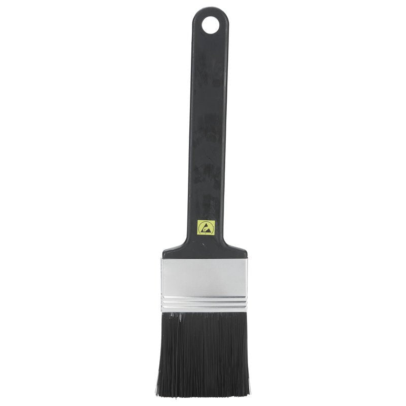 Az ESD LAPOSKEFE, NYL. 6.0 FEKETE ø0,30MM PUHA a Haug Bürsten KG-tól fekete nyéllel rendelkezik, akasztólyukkal, lapos ezüst foglalattal és puha fekete sörtékkel - ideális az elektronika tisztítására - fehér háttéren.