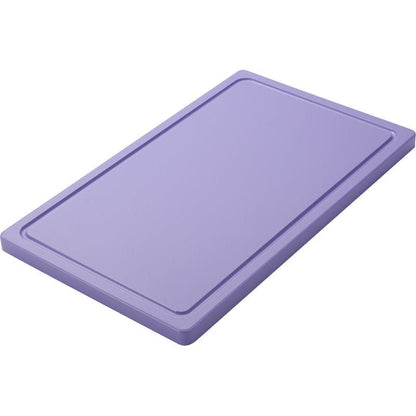 A Haug Bürsten KG KICSI VÁGÓDESZKA (PE, csúszásmentes, 500x300x20mm) világoslila színben fehér alapon van ábrázolva, enyhén megemelt peremmel és csúszásmentes felülettel a biztonságos és egyszerű ételkészítéshez.