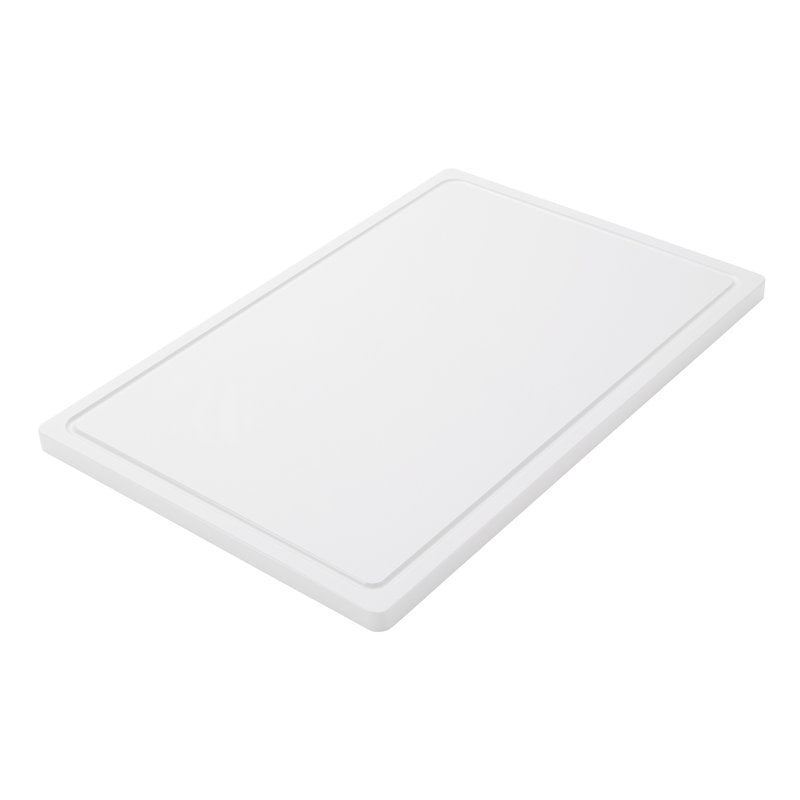 A Haug Bürsten KG NAGY VÁGÓDESZKA, PE, CSÚSZÁSMENTES, 600X400X20MM egy nagy, téglalap alakú, fehér vágódeszka csúszásmentes felülettel és emelt peremmel, amely ferdén jelenik meg egy fehér háttér előtt - ideális a mindennapi használatra a konyhában.