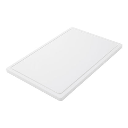 A Haug Bürsten KG NAGY VÁGÓDESZKA, PE, CSÚSZÁSMENTES, 600X400X20MM egy nagy, téglalap alakú, fehér vágódeszka csúszásmentes felülettel és emelt peremmel, amely ferdén jelenik meg egy fehér háttér előtt - ideális a mindennapi használatra a konyhában.