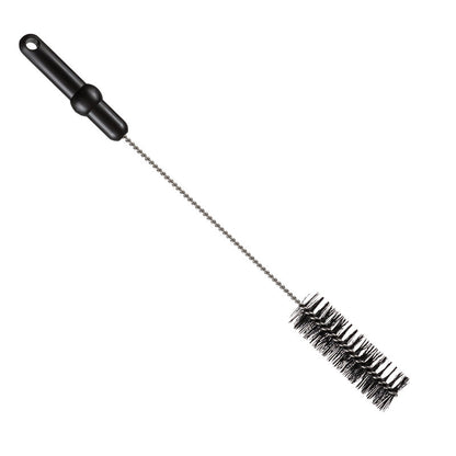 A ROHRBÜRSTE, ø 0,50MM KÖZEPES, 500Xø40MM a Haug Bürsten KG-tól fekete műanyag fogantyúval, csavart fém szárral és sűrű hengeres fekete sörtékkel rendelkezik - ideális csőtisztító kefeként. Fehér háttér előtt izoláltan ábrázolva.