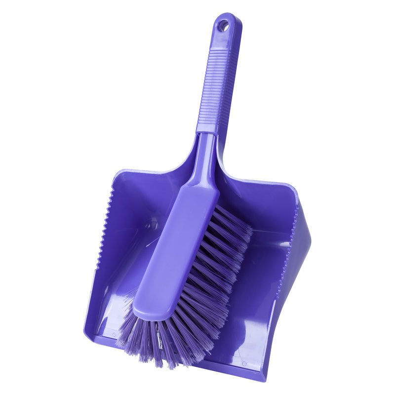 Die KEHRGARNITUR, WEICH, 350MM von Haug Bürsten KG ist ein lila Kunststoffset mit einer 350mm Kehrschaufel und einem passenden Pinsel. Die Bürste sitzt in der Kehrschaufel, der Griff liegt auf dem Stiel der Schaufel, die weichen Borsten zeigen nach unten.