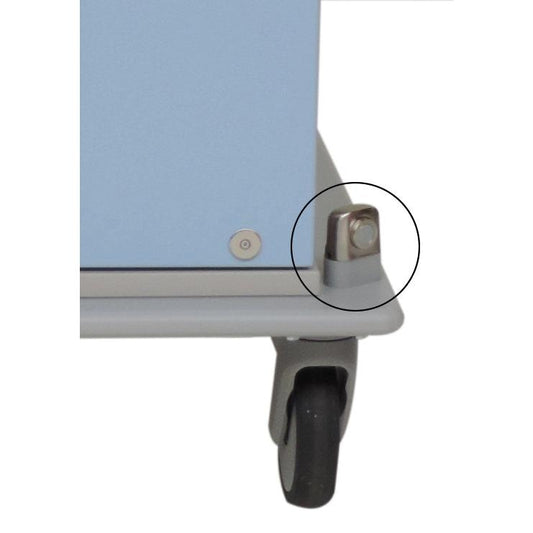 Eine Nahaufnahme zeigt die untere Ecke eines hellblauen fahrbaren Untersatzes mit einer grauen Rolle und hervorgehobenem Novocal Haltemagnet auf Fahrgestell (1 Satz = 2 Stück | Packung), der für seine starke Magnetkraft bekannt ist.