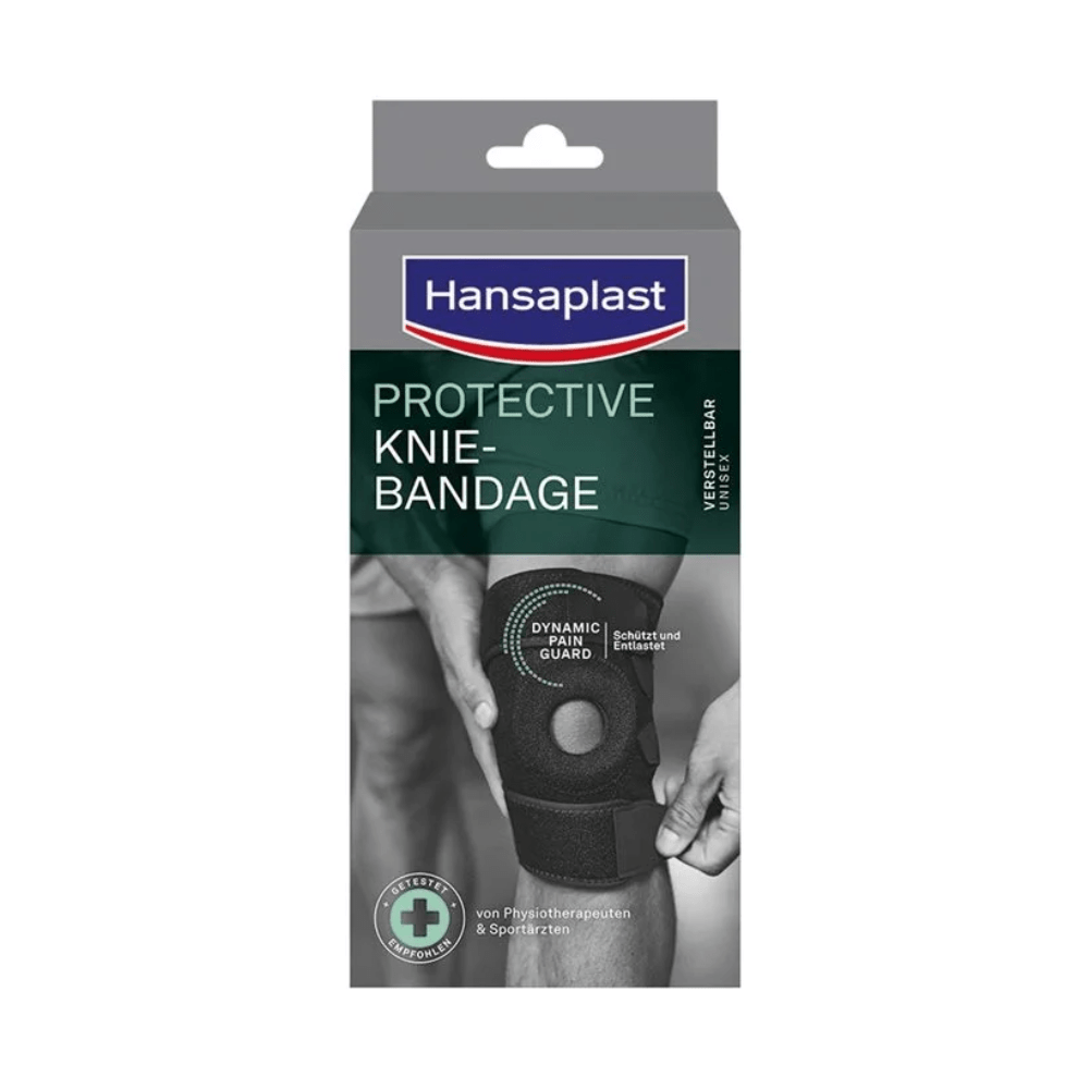 Elölnézet a Beiersdorf AG Hansaplast Protective térdszalagról, állítható | Csomag (1 darab), egy személy fényképével, aki a fekete térdszalagot viseli, és a csomagoláson lévő stabilitási információk németül és angolul.