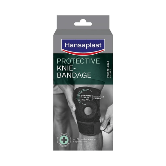 A Beiersdorf AG Hansaplast Protective térdvédő elölnézete, állítható | Csomag (1 darab), a csomagoláson egy fekete térdvédőt viselő személy fényképe, valamint a stabilitásra vonatkozó információk német és angol nyelven.