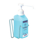 Egy kék Sterillium Classic Pure kézfertőtlenítőszeres üveg pumpás adagolóval egy fémes Hartmann palacktartóban áll a BODE Eurospender 3-hoz, hajlított füllel 1 literes palackhoz | Darab (1 darab) a Paul Hartmann AG-tól. Az üveg elején egy címke található szöveggel és egy kéz szimbólummal. 500 ml fertőtlenítőszert tartalmaz, tökéletes higiéniaérzékeny területekre.