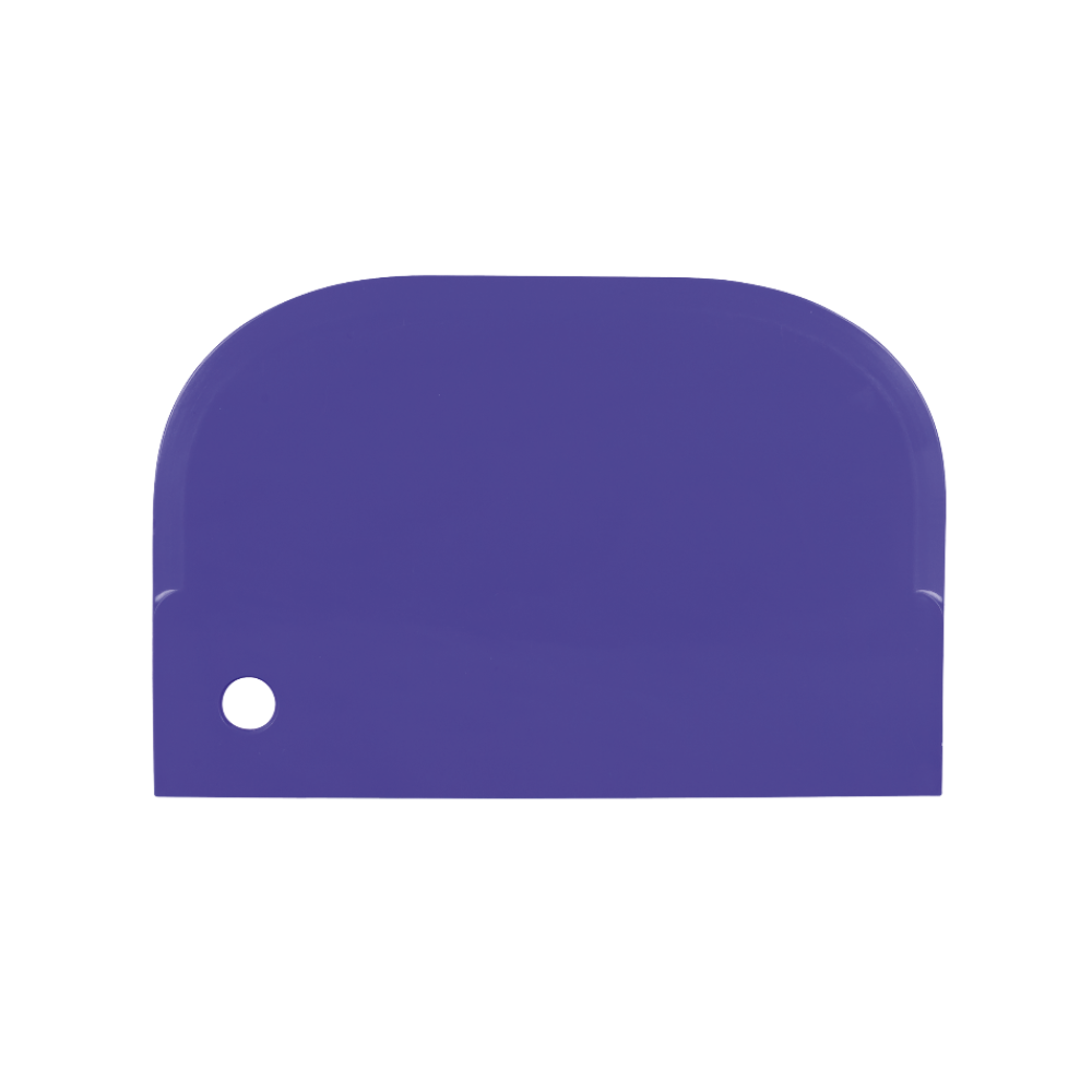 Egy kis lila műanyag tésztakaparó a Haug Bürsten KG-től, praktikus lyukkal a sarkában, fehér háttér előtt. Nemcsak sütéshez ideális, hanem élelmiszer-biztonságos is, és kiválóan alkalmas makacs szennyeződések eltávolítására.