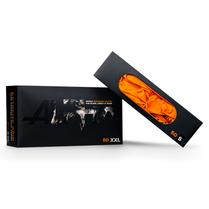 Eine schwarze ALPHA-Box der AMPri Handelsgesellschaft mbH enthält 50 XXL High Grip Nitril-Einmalhandschuhe in Orange. Die geöffnete Verpackung zeigt die leuchtend orangen Handschuhe, teilweise sichtbar durch ein transparentes Fenster.