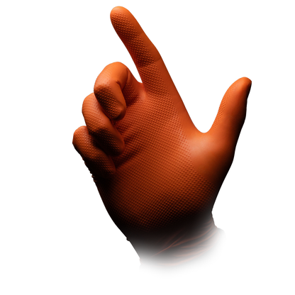 Eine Hand, die einen orangefarbenen High Grip Einmalhandschuh aus Nitril, ALPHA von AMPri Handelsgesellschaft mbH trägt, zeigt mit dem Zeigefinger nach oben auf einen schlichten weißen Hintergrund.