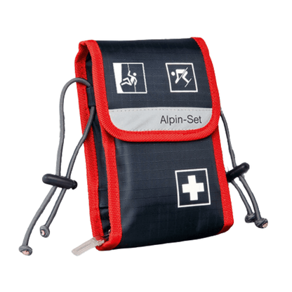 Egy kompakt elsősegély-készlet, tengerkék és piros színben, fehér szimbólumokkal, amelyek különböző vészhelyzeteket ábrázolnak. A Holthaus Medical GmbH & Co. KG Alpin-Set elsősegélytáska – 21 darabos – „Erste-Hilfe-Set” felirattal rendelkezik, és mindkét oldalán állítható húzózsinórokkal van ellátva.