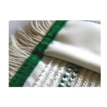 Közelkép az Arcora Hospital Quattro Moppról az Arcora International GmbH-tól - fehér szövet zöld csíkokkal, bonyolult varrásokkal és rojtos széllel, professzionális tisztításra fejlesztve az egészségügyben.