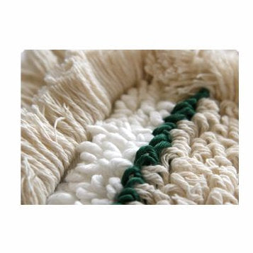 Közelkép az Arcora Hospital Quattro Moppról az Arcora International GmbH-tól - ideális egészségügyi padlóburkolatokhoz, krémszínű és fehér szövetszerkezettel és egy sötétzöld átlós csíkkal, tökéletes az egyszerű karbantartáshoz orvosi intézményekben.