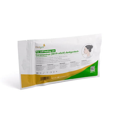 Egy csomag, amelyen a „Hotgen Sars-CoV-2 Antigen Laien Schnelltest CE0123 | Csomag (1 teszt)“ felirat szerepel, zöld és narancssárga akcentusokkal rendelkezik, és egy személy ábrázolását mutatja. A „Hotgen“ felirat jól látható a bal felső sarokban, és a tesztet SARS-CoV-2 antigéntesztként jelöli.