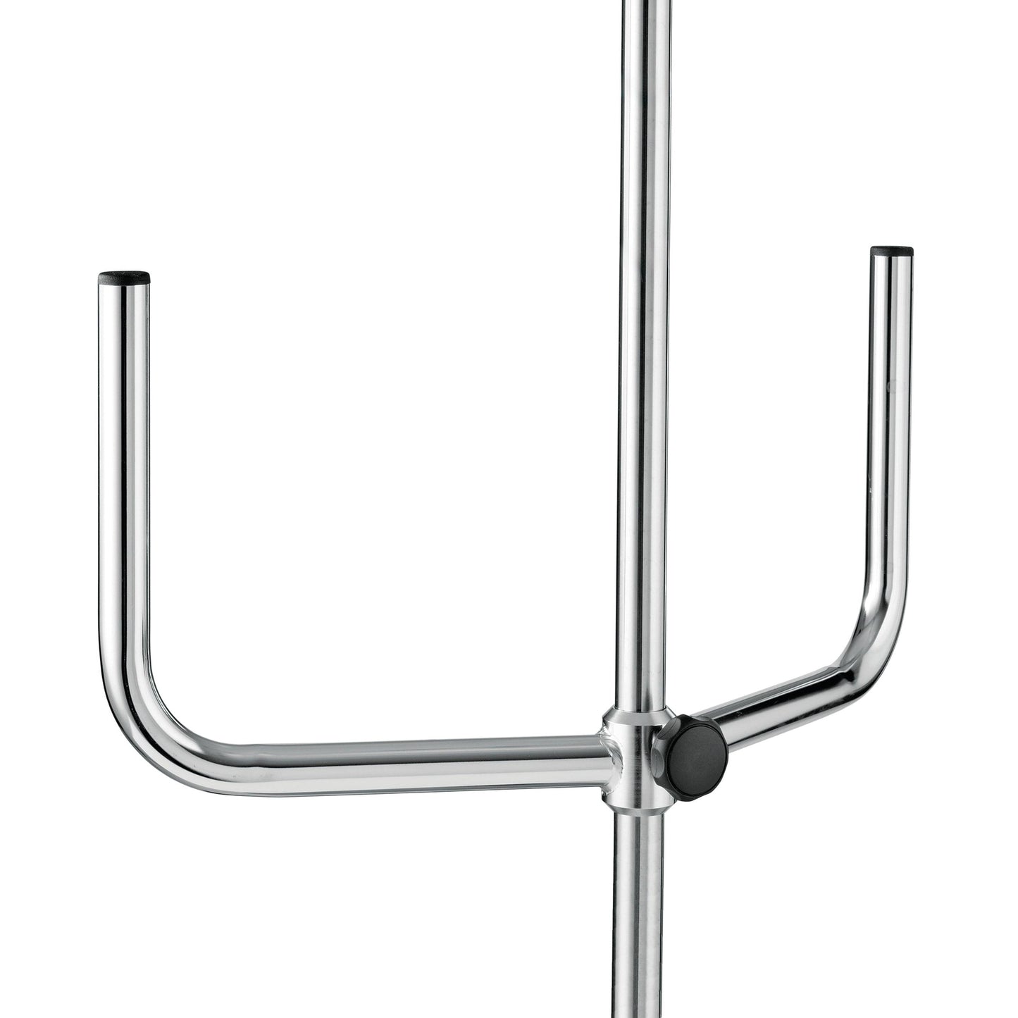 Egy közelkép a Novocal infúziós pumpatartóról, amely bemutatja a stabil fém állványát egy központi rúddal és két U-alakú vízszintes karral, amelyek mindegyike fekete kupakkal van ellátva - tökéletes az infúziós pumpák rögzítéséhez.