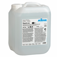 Ein 10-Liter-Behälter aus transluzentem Kunststoff mit weißem Schraubverschluss und der Aufschrift "Kiehl Duocit-eco balance Sanitärreiniger ohne Duft- und Farbstoffe" der Johannes Kiehl KG enthält mehrsprachige Hinweise und Sicherheitsinformationen.