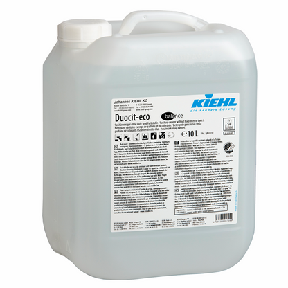 Egy 10 literes áttetsző műanyag tartály fehér csavaros kupakkal és a "Kiehl Duocit-eco balance szaniter tisztítószer illat- és színezékmentes" felirattal, mely a Johannes Kiehl KG terméke, többnyelvű utasításokat és biztonsági információkat tartalmaz.