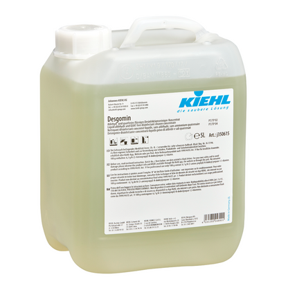 10 literes műanyag kanna Kiehl Desgomin aldehid- és kvaternermentes folyékony fertőtlenítőszer-koncentrátum a Johannes Kiehl KG-tól, fehér csavaros kupakkal, fogantyúval, kék logóval és elülső termékinformációs címkével.