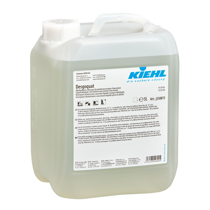 Egy átlátszó műanyag tartály fogantyúval és fehér kupakkal, "Kiehl Desgoquat" felirattal a Johannes Kiehl KG-tól. A többnyelvű címke tájékoztat az aldehidmentes folyékony fertőtlenítőszer-koncentrátumról felületi fertőtlenítéshez és az alkalmazási útmutatókról.