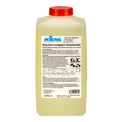 Egy téglalap alakú 2 literes műanyag tartály piros kupakkal és fehér etiketttel mutatja a Johannes Kiehl KG márkát és a Kiehl Desinet-compact Konzentrat termékinformációit, amely egy aldehidmentes folyékony fertőtlenítőszer koncentrátum német nyelven.