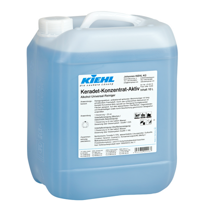 Egy 10 literes átlátszó műanyag tartály, fogantyúval és csavaros kupakkal, kék folyadékkal töltve. Címke: "Kiehl Keradet-Konzentrat-Aktiv Alkohol-Universal-Reiniger" a Johannes Kiehl KG-tól, csíkmentes tisztításhoz, valamint utasítások és biztonsági szimbólumok.