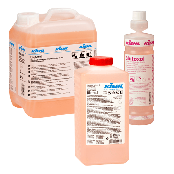 Három palack Kiehl Blutoxol folyékony fertőtlenítő tisztítószer-koncentrátum látható az élelmiszeripar számára a Johannes Kiehl KG-től különböző méretekben. A narancs-rózsaszín folyadék kiválóan alkalmas baktériumok, vírusok és gombák eltávolítására.