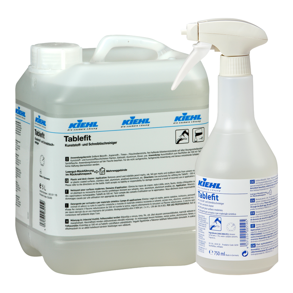 Egy 5 literes kanna és egy 750 ml-es szórófejes flakon, mindkettő a Johannes Kiehl KG "Kiehl Tablefit műanyag- és íróasztal-tisztító" felirattal, fehér és kék címkékkel, termékinformációkkal és logókkal van ellátva, és folyékony tisztítószert tartalmaz.