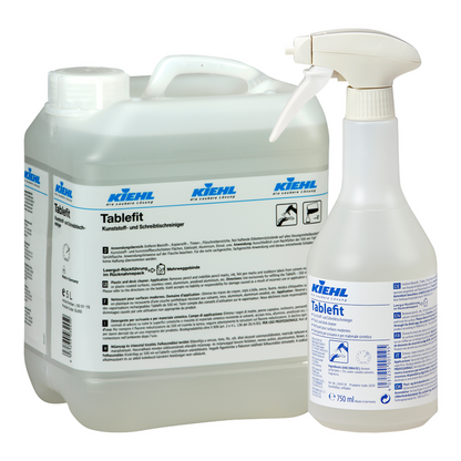 Egy 5 literes kanna és egy 750 ml-es szórófejes flakon, mindkettő a Johannes Kiehl KG "Kiehl Tablefit műanyag- és íróasztal-tisztító" felirattal, fehér és kék címkékkel, termékinformációkkal és logókkal van ellátva, és folyékony tisztítószert tartalmaz.
