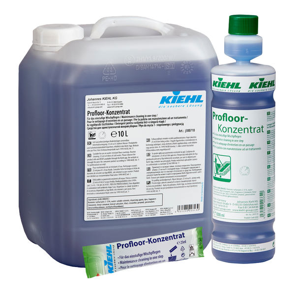 Egy 10 literes kanna, egy 1 literes palack és egy kis tasak Kiehl Profloor-Konzentrat Az egylépcsős felmosáshoz a Johannes Kiehl KG-tól, mindegyik kék folyadékkal töltve és fehér-zöld címkékkel ellátva, termékadatokkal és márkajelzéssel.
