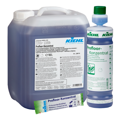Egy 10 literes kanna, egy 1 literes palack és egy kis tasak Kiehl Profloor-Konzentrat Az egylépcsős felmosáshoz a Johannes Kiehl KG-tól, mindegyik kék folyadékkal töltve és fehér-zöld címkékkel ellátva, termékadatokkal és márkajelzéssel.