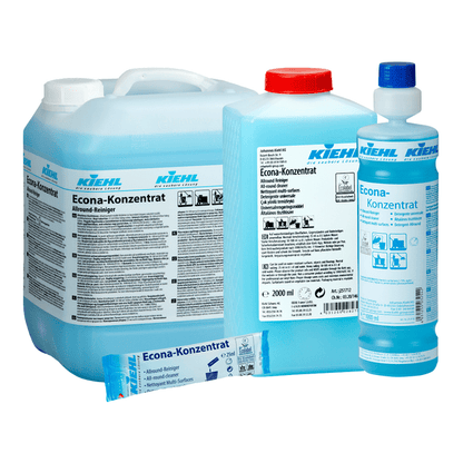 A képen négy Kiehl Econa-Konzentrat Allround-Reiniger csomagolás látható a Johannes Kiehl KG-tól különböző méretekben: egy nagy kancsó, közepes és kicsi palackok, valamint egy egyszer használatos tasak, mind fehér-kék címkékkel.