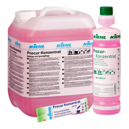 Három Kiehl Procur-koncentrátum tisztítószer a Johannes Kiehl KG speciális ápolásával - egy nagy kanna, egy kis üveg és egy tubus - rózsaszín folyadékot tartalmaznak német címkékkel, ideális hatékony tisztítószerként érzékeny felületekre.