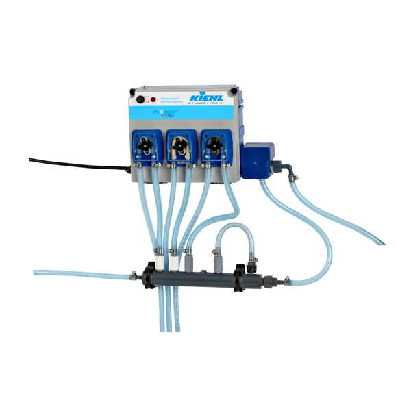 Egy falra szerelt Johannes Kiehl KG ARENAS-P3 adagolórendszer, amely három 18 L/h adagolószivattyúból áll kék számlapokkal, átlátszó kifolyócsövekkel és a Kiehl-logóval a tetején a folyadékok precíz adagolásához.