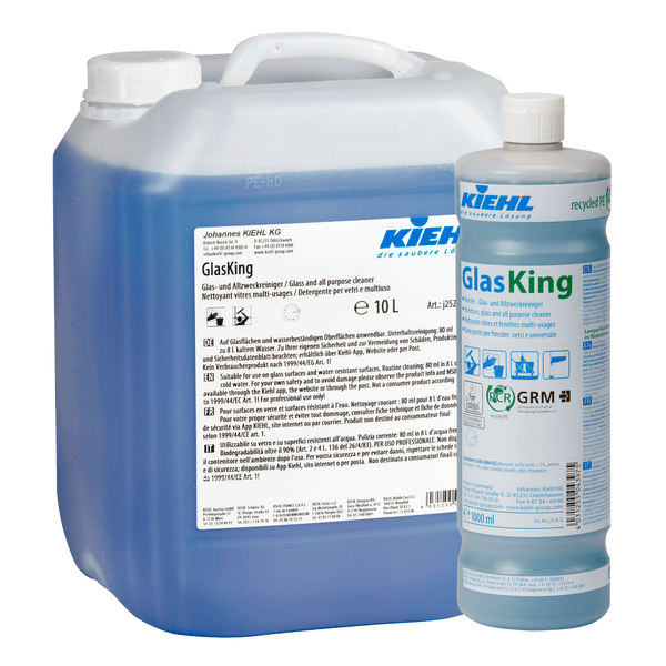 Egy kék, átlátszó 10 literes tartály és egy 1 literes üveg Kiehl GlasKing ablaktisztító, üveg- és általános tisztítószer a Johannes Kiehl KG-tól, mindkettő fehér címkével, szöveggel és logókkal.