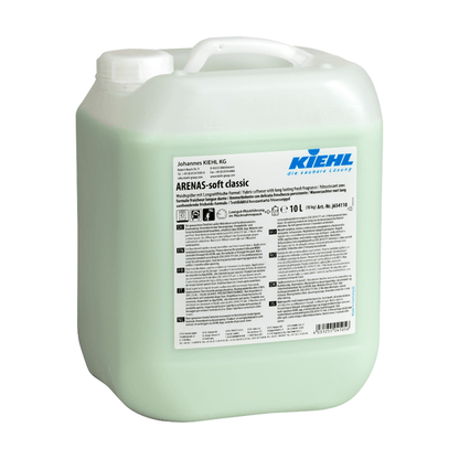 Egy 10 literes áttetsző műanyag tartály Kiehl ARENAS-soft öblítővel a Johannes Kiehl KG-tól, fehér fogantyúval, részletes címkével, látható világoszöld folyadékkal és hosszantartó frissesség formulával a tartós frissességért és puha ruhákért.