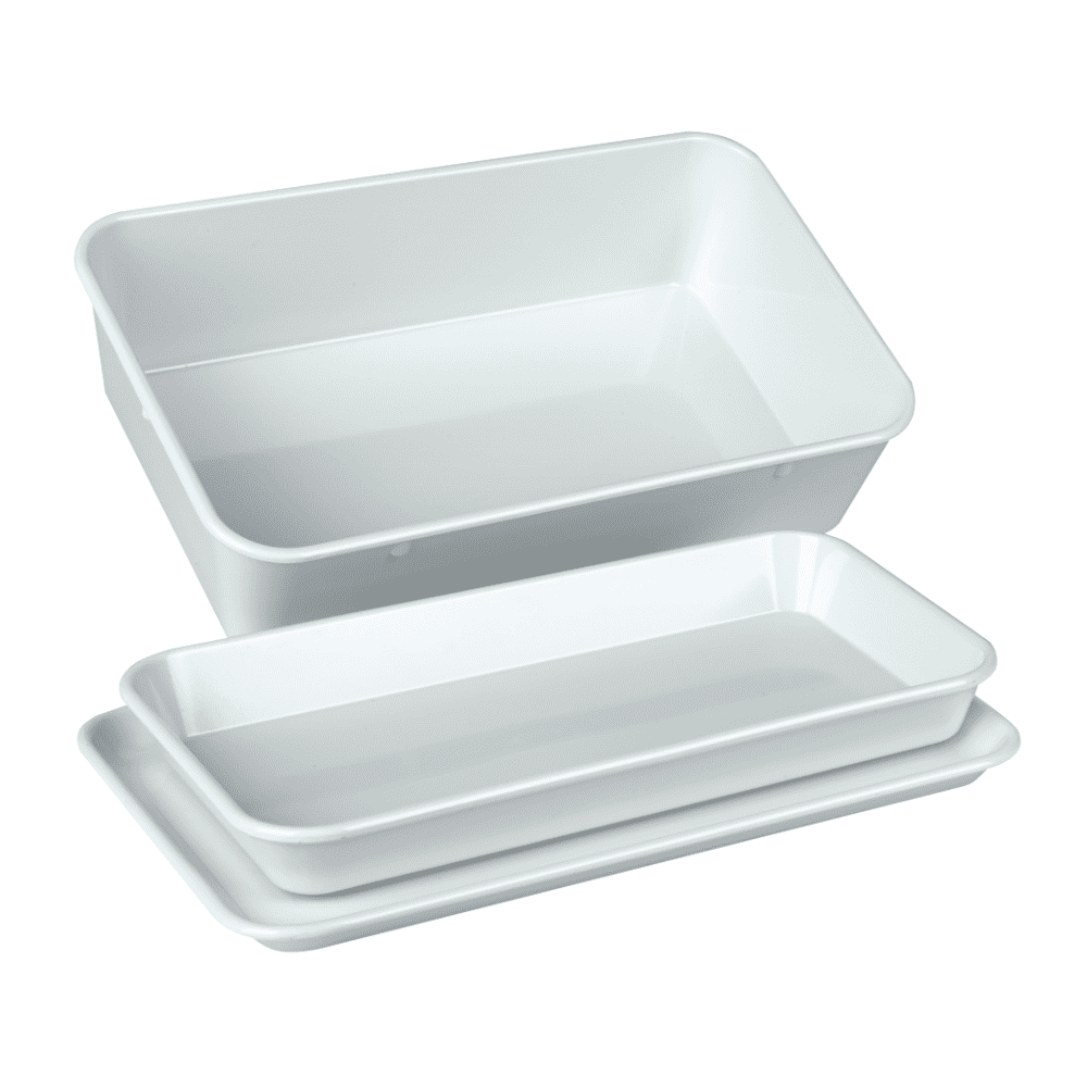 Egy szett három egymásra rakott fehér, téglalap alakú műszertálcából a Servoprax GmbH-tól, amely egy magasabb peremű felső tálcából (190 x 150 x 40 mm) és két laposabb, sík aljú tálcából áll. Ideális a fontos eszközeinek rendezéséhez egy karcsú, hőálló kialakításban.