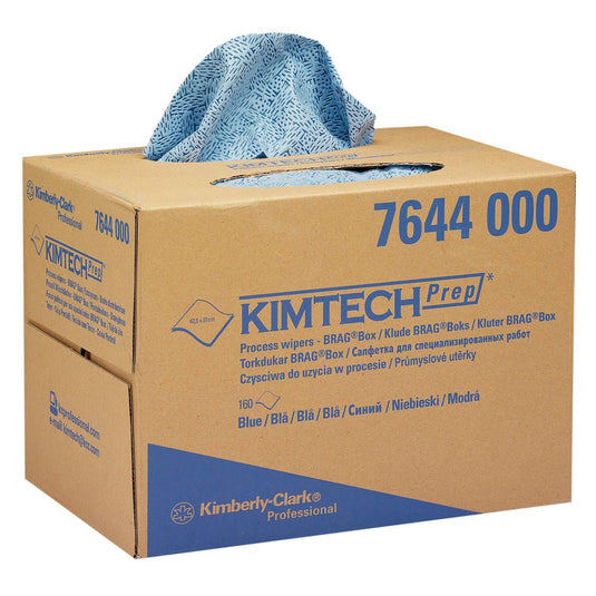 Egy kék mintás Kimtech® ipari törlőkendőt egy barna Kimberly-Clark GmbH BRAG™ dobozból (1 doboz × 160 darab) adagolnak. A kartondobozon a termékre vonatkozó információk szerepelnek, és ideális ipari tisztítási feladatokhoz.