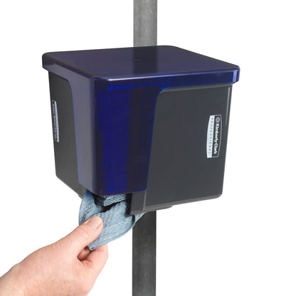 Egy személy egy higiéniai kendőt húz ki egy szürke Kimberly-Clark Professional™ törlőkendő-adagolóból - negyedbehajtva a Kimberly-Clark GmbH-tól, amely egy függőleges fémrúdhoz van rögzítve.