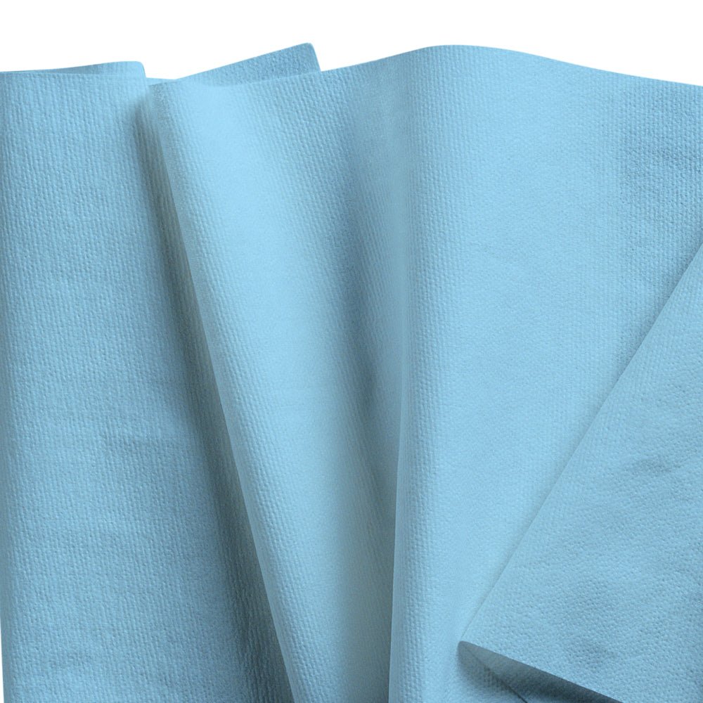 Több átfedő, részben összehajtott WypAll® X60 General Clean törlőkendő a Kimberly-Clark GmbH-tól (nagy tekercs/kék) van kiterítve, bemutatva a texturált felületüket - ideális professzionális tisztításhoz.