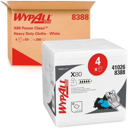 Ein Karton mit der Aufschrift "WypAll® X80 PowerClean - Viertelgefaltet / Weiß - 4 Bags x 50 Sheets | Karton (4 Beutel)" der Kimberly-Clark GmbH steht hinter einem Stapel Reinigungstücher mit Anwendungssymbolen und industriellen Reinigungsgrafiken auf seiner Verpackung.