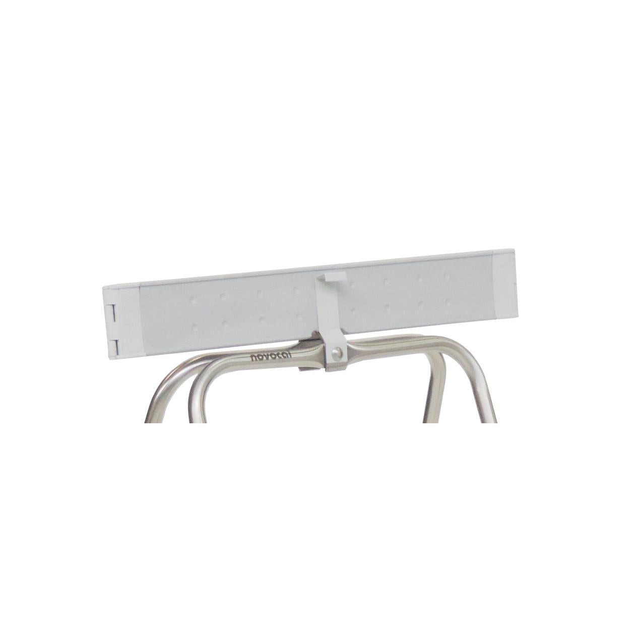 Eine Nahaufnahme einer Wimpernzange aus Metall mit einem rechteckigen weißen Wimpernkissen, das die Präzision der Novocal Klemmfedern 1 Satz =2 Stück für den Klemmring des Abfallsammlers S 70 L von Novocal widerspiegelt, vor einem schlichten weißen Hintergrund.