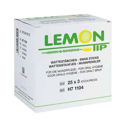 Kiállítva van a Servoprax GmbH Lemon Tip szájápoló pálcikáinak egy csomagja. A címkén különböző nyelveken az szerepel, hogy „Szájhigiénia” és „Szájápolás”. Ez a szájápolási termék 25 csomagot tartalmaz, mindegyikben 3 tamponpálcikával, tehát összesen 75 darab van egy csomagban. A termékreferencia száma H7 1104.