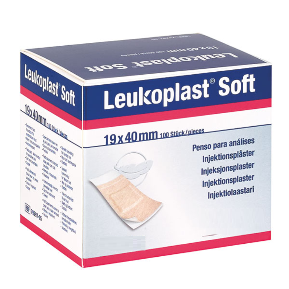 Csomag Leukoplast injekciós tapasz Soft Strips, méret 19 x 40 mm, 100 tapaszt tartalmaz. Ezek a bőrbarát és latexmentes injekciós tapaszok a BSN Medical GmbH által készülnek, többnyelvű csomagolással és egy tapasz képével rendelkeznek.