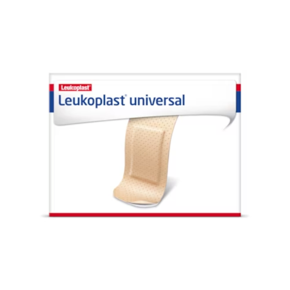 A Leukoplast® Universal Strips sebtapasz-doboz a BSN Medical GmbH-tól az elején egyetlen bézs sebtapaszt mutat. A dizájn fehér háttérből áll, piros és kék akcentusokkal, valamint a márkanévvel felül. Ezek a sebtapaszok víz- és szennyeződésállóak, és megbízható védelmet nyújtanak.