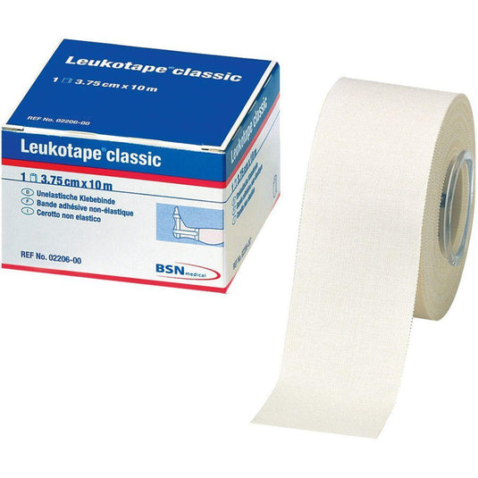 Egy tekercs Leukotape Sport Tape Classic (3,75 cm x 10 m, fehér) a BSN Medical GmbH-tól, sport sérülések kezelésére, részben le van tekerve; a csomagoláson feltüntették a termék nevét, méretét és márkáját.