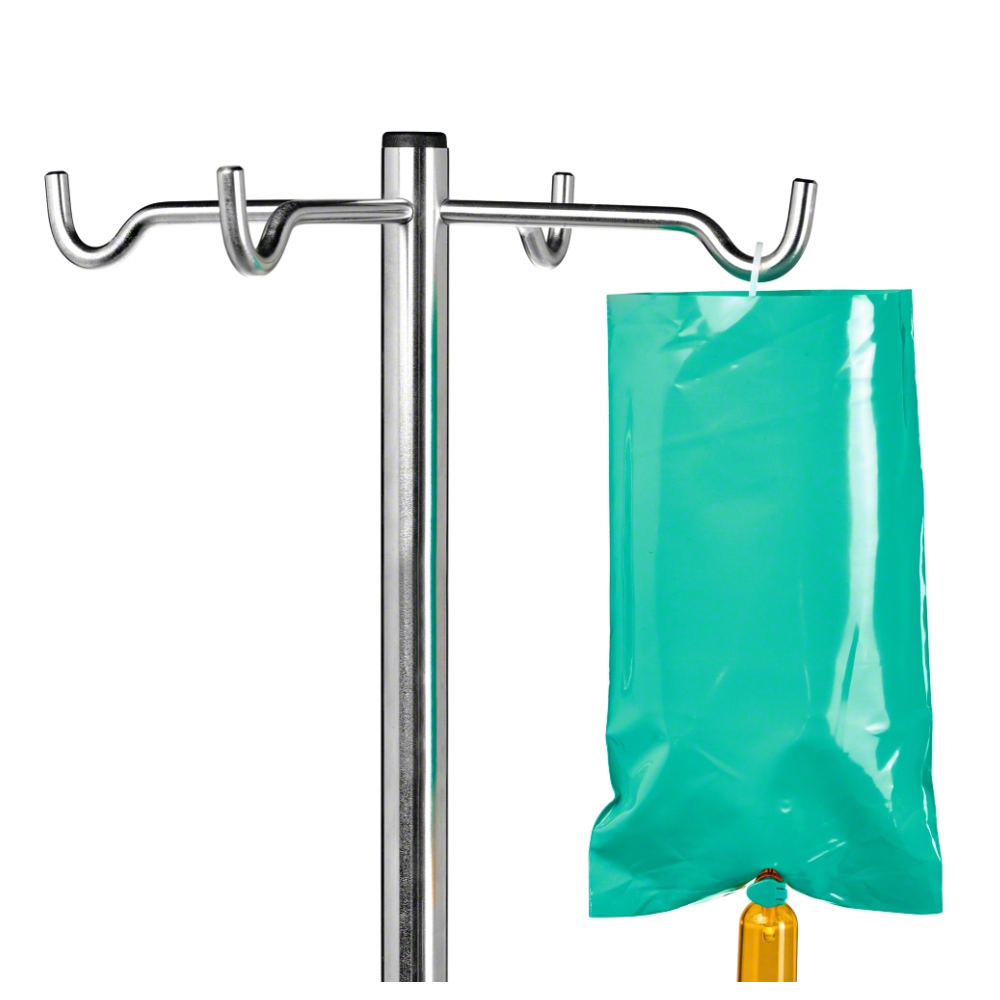 A képen egy fémből készült infúziós állvány látható, több kampóval, amelyek közül az egyik egy részben látható B. Braun fényvédő burkolatot tart az Ecoflac® plus Green Bag számára. A foglalat egyszerűen fehér, ideális fényérzékeny oldatok orvosi ellátására.